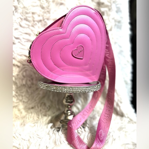 🩷🩷NWT-  Betsey Johnson, Luv Betsey, Quilted Heart-Shaped Crossbody Bag🩷🩷 - Picture 7 of 11